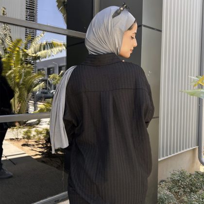 قميص أسود مقلم